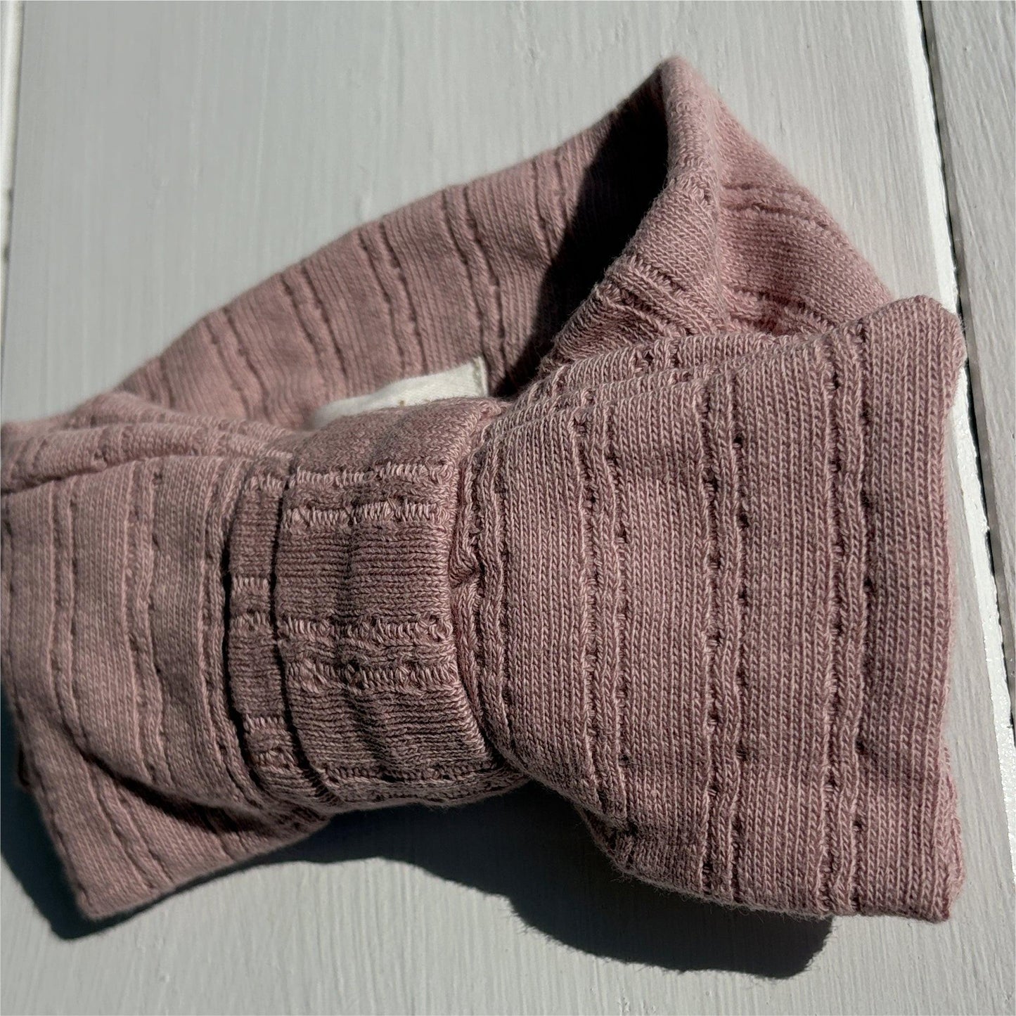 Dusty purple organic cotton baby bow with textured stripes, certified organic, Casita Bebes accessory.