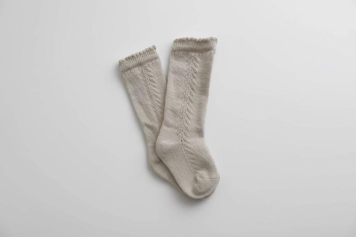 Organic dusty white knee-high baby socks with textured knit detail from Casita Bebes.