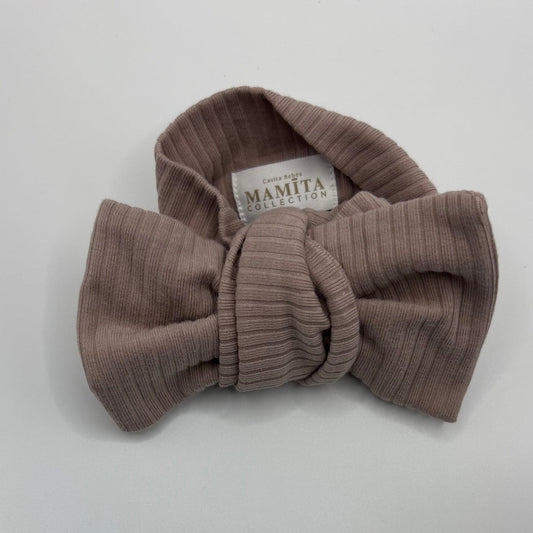 Baby dusty purple ribbed bow on a white  Casita Bebés mamita branding