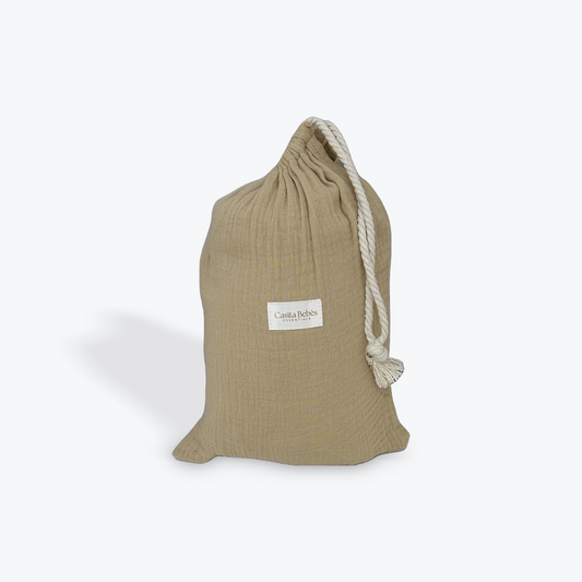 Organic cotton drawstring bag with Casita Bebes label for baby clothing storage.