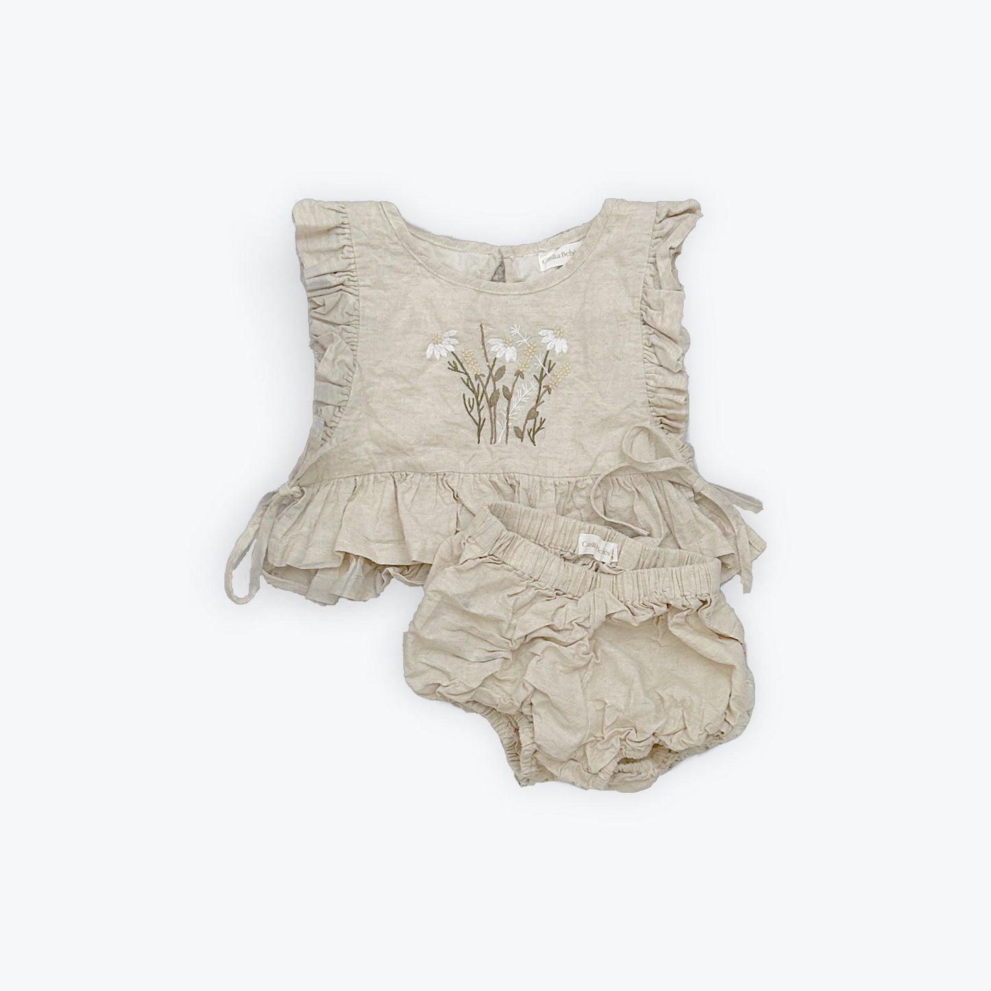 Organic linen baby bloomer set in soft brown with ruffle details and floral embroidery, certified organic by Casita Bebes.