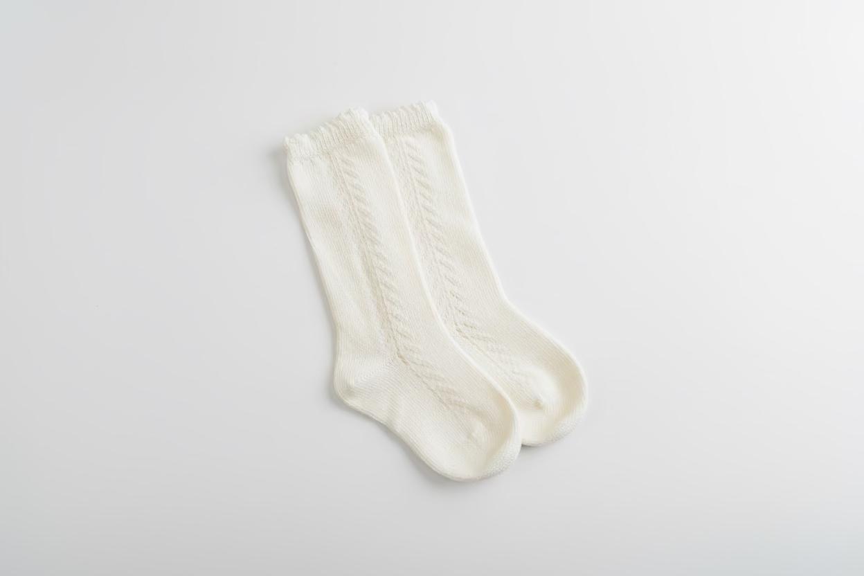 Organic dusty white knee high baby socks with cable knit detail, certified organic baby clothing by Casita Bebes.